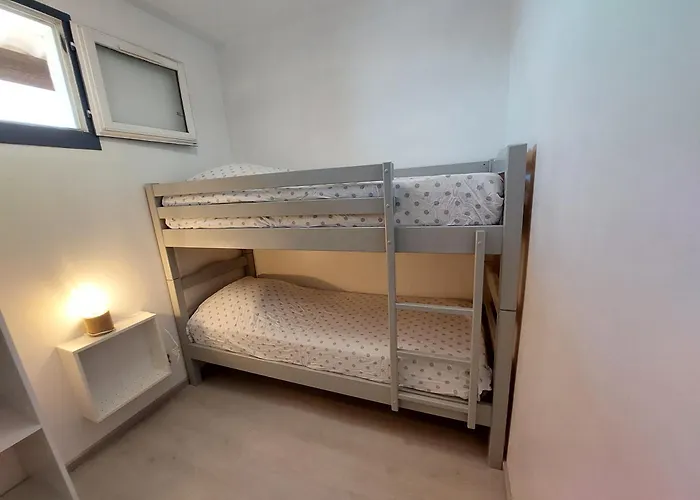 Agréable appartement rénové avec une terrasse vue mer, parking et Wifi gratuit